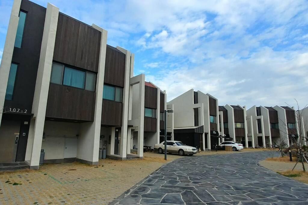 Coveted Palms Village Pension Jeju Esterno foto